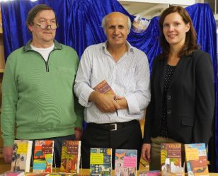 Buchhändler Thomas Fischer, Salim Alafenisch und Büchereileiterin Carolin Beyer